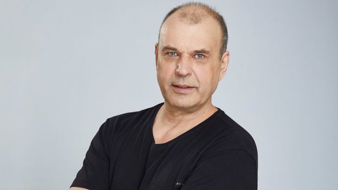 Takhle jsme znali Petra Rychlého poté, co si nechal vlasy oholit. 