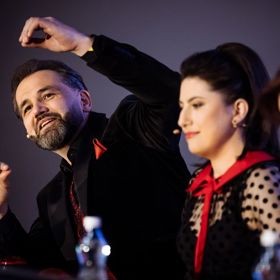 Kalkulátor má početný zástup fanynek, které si oblíbily jeho humor.