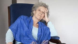 Alena (68): Děti si mě přehazují jako horký brambor. Evidentně jsem jim na obtíž