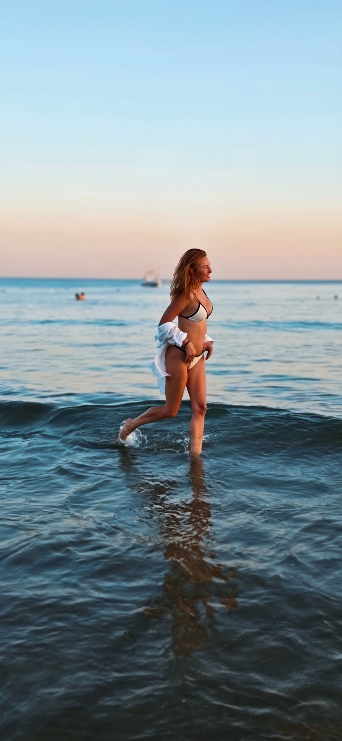 Romana Pavelková v plavkách. 