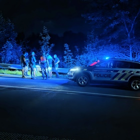 Místo zásahu obklopené policejními vozy.