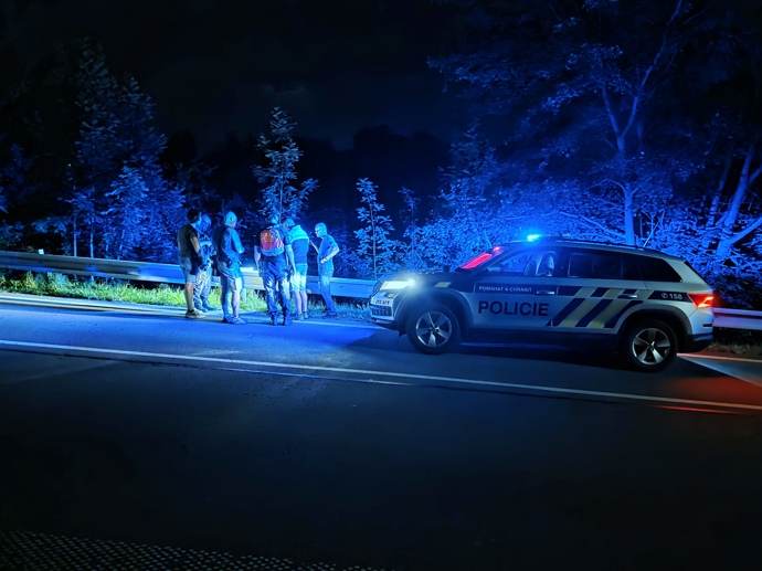 Místo zásahu obklopené policejními vozy.