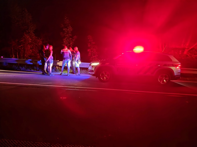 Policisté dorazili na místo krátce před půlnocí.