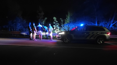 FOTO: Policisté se zadrženým mužem během zásahu.