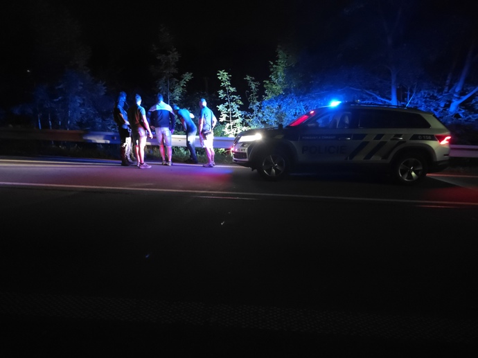 Policisté se zadrženým mužem během zásahu.