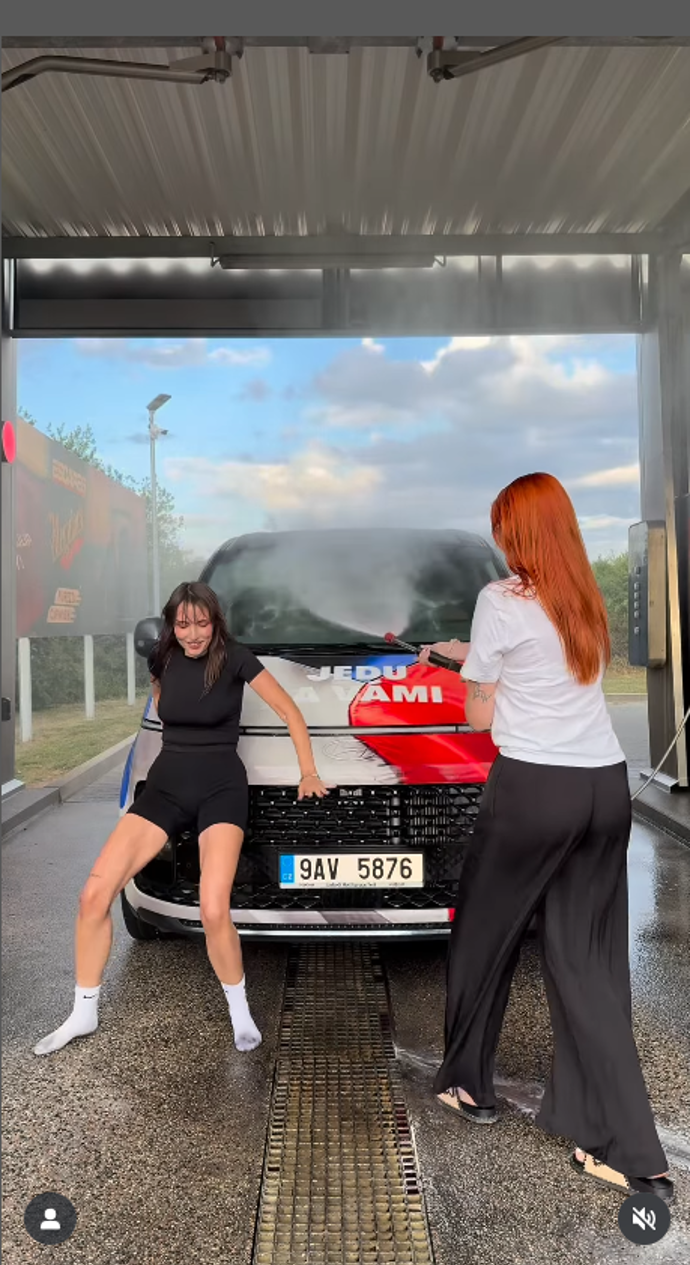Aneta Zicklerová a Viktorie Kalivodová se umějí předvádět.
