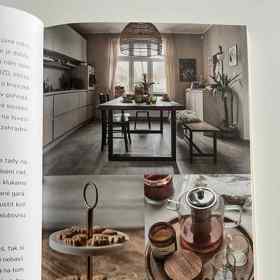 Prostor je uvnitř plný světla a je vybavený kvalitním dřevem. 