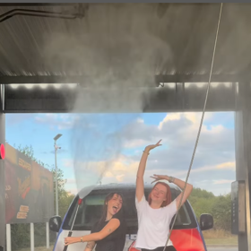 Aneta Zicklerová a Viktorie Kalivodová v automyčce.