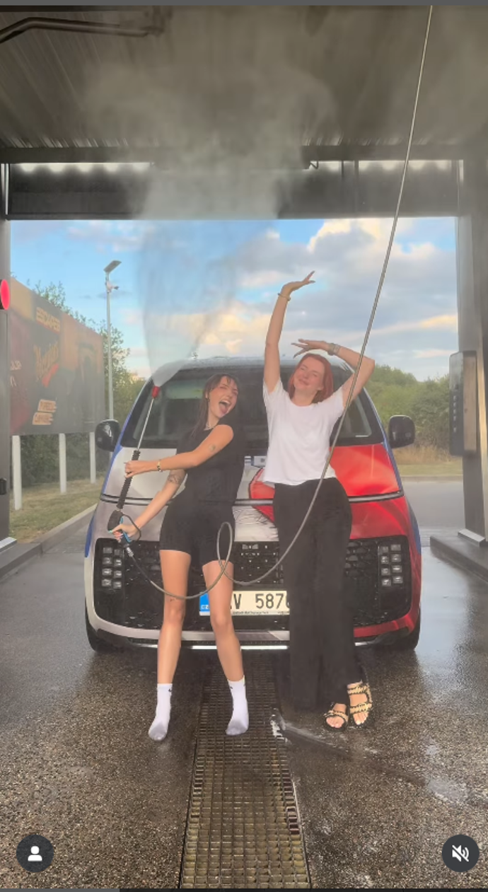 Aneta Zicklerová a Viktorie Kalivodová v automyčce.