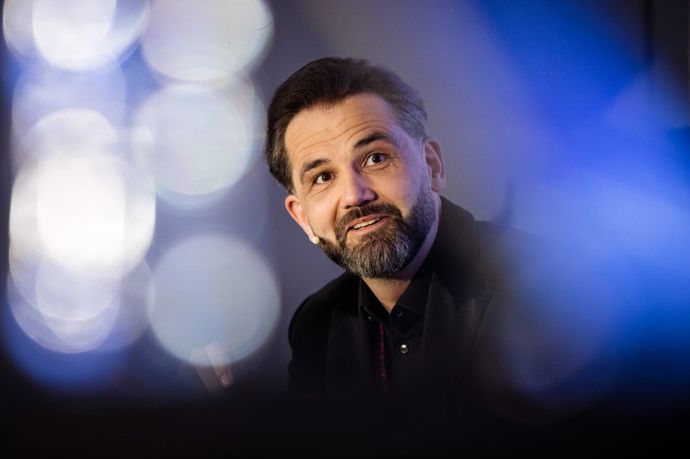 Kalkulátor si získal srdce televizních divaček a mnohé soutěžící jsou do něj platonicky zamilované. 