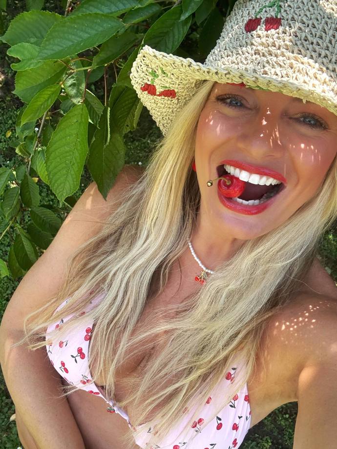 Lucie Borhyová si letos oblíbila růžové plavky s motivy třešní. Také ona nosí roztomilý klobouk.