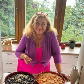 Halina si v létě neodpírá ani zářivé barvy. Obléká například kombinaci neonově růžových šatů a fialového bolerka. 