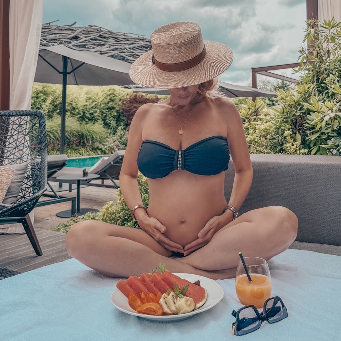 U bazénu doplňuje Michaela také vitaminy a cukry z čerstvého ovoce. 