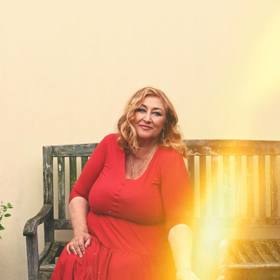 Červené šaty s tříčtvrtečním rukávem a hlubokým výstřihem patří mezi její oblíbené. 