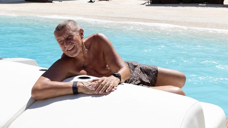 Andrej Babiš u moře.