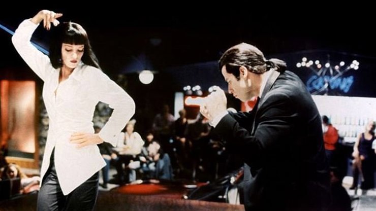 Uma Thurman a John Travolta napodobují tanec z filmu Osm a půl, který natočil v roce 1963 Federico Fellini.