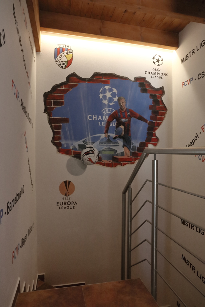 Vstup do fotbalového království Davida Limberského v zadní části domu. 