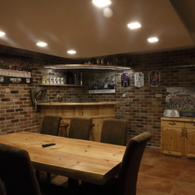 Pivní sklípek je výhradně mužskou záležitostí, čemuž odpovídá i výbava. 