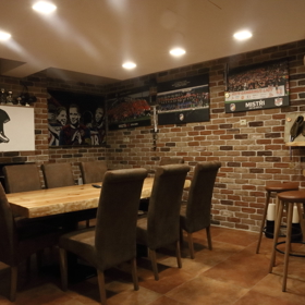 David Limberský má vlastní pivní sklípek, který je věnovaný fotbalovým úspěchům, jež provázely jeho fotbalovou kariéru.