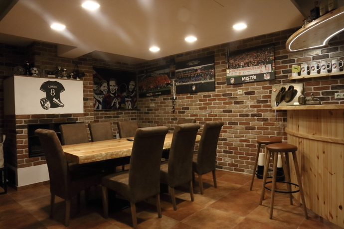 David Limberský má vlastní pivní sklípek, který je věnovaný fotbalovým úspěchům, jež provázely jeho fotbalovou kariéru.