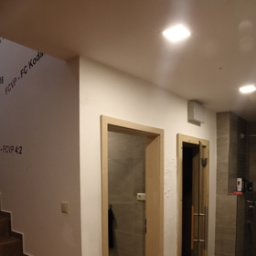 V chodbě u pánského klubu je také sauna. 