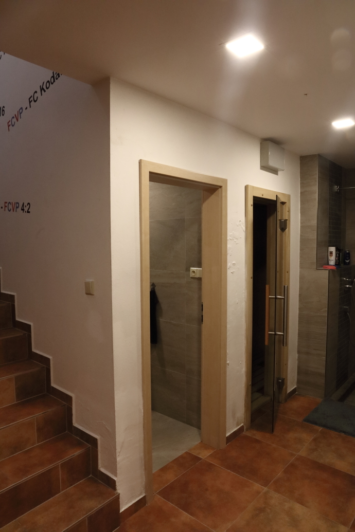 V chodbě u pánského klubu je také sauna. 