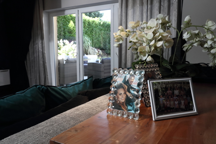 Na stolečeku jsou i další rodinné fotografie. 
