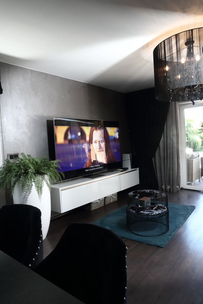 Dominantou obýváku je obrovská televize. 