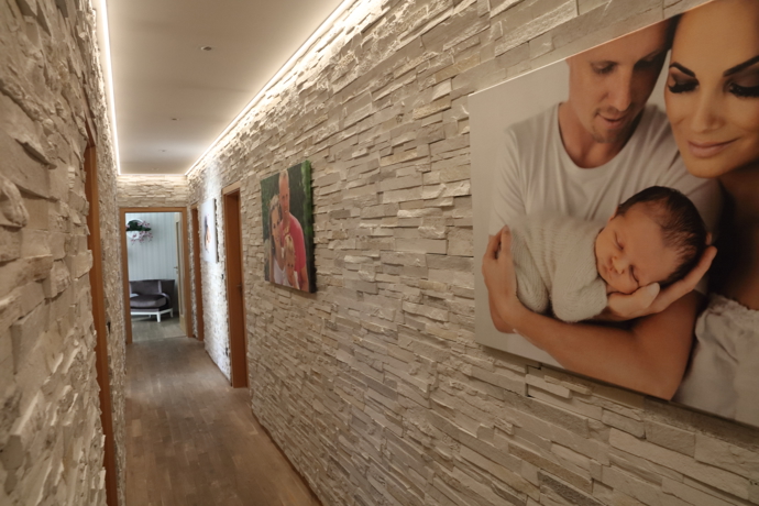 Chodbou s rodinnými fotografiemi se dostáváme do další části domu Limberských. 