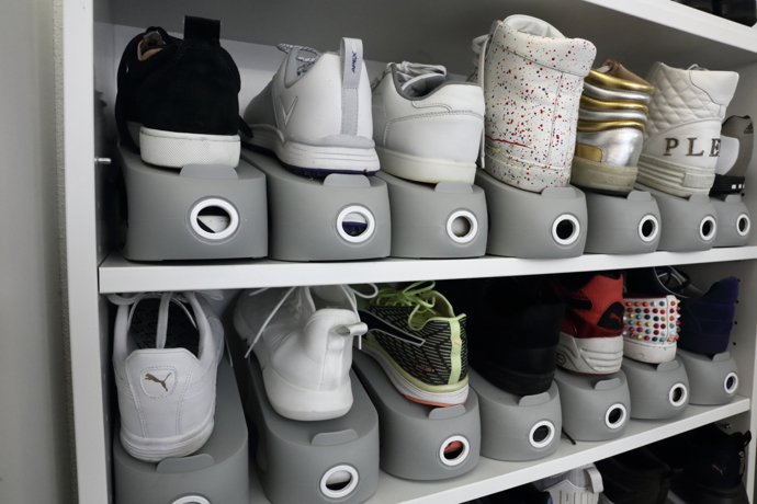 Během natáčení nám prozradil, že i když má desítky značkových tenisek, v běžném životě nosí jen pár oblíbených kousků. 