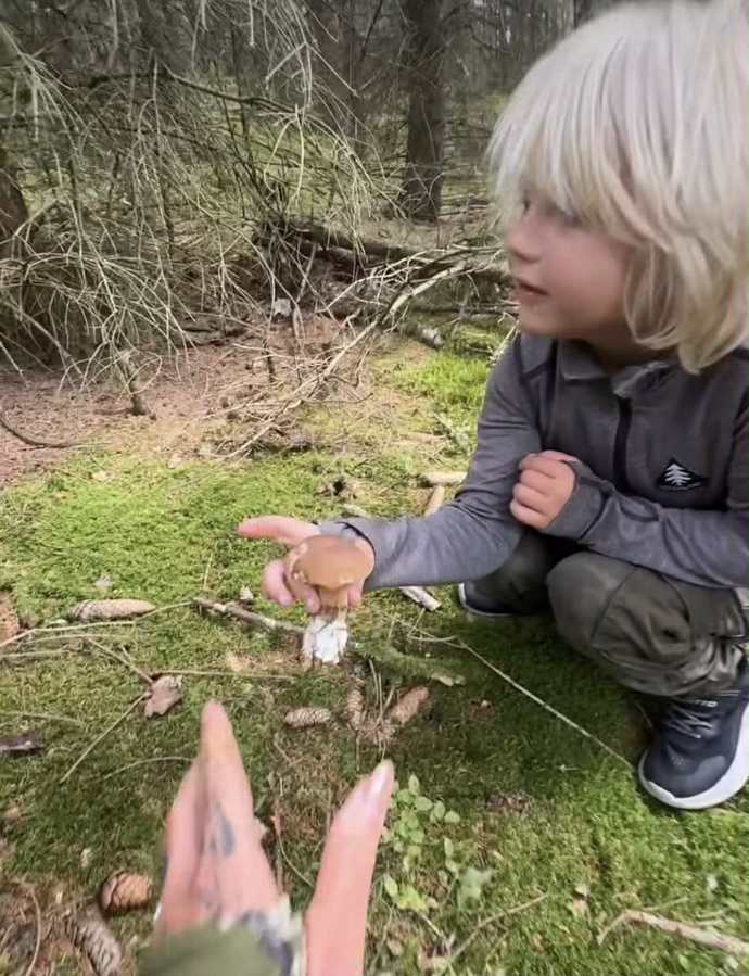 Takhle vyrazil na houby čtyřletý synek Venduly Pizingerové, Pepík. 