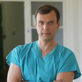 Petr Rychlý coby lékař Čestmír Mázl v seriálu Ordinace v růžové zahradě. 