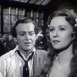 Snímek z filmu Okouzlená: Začínající herečka se zamiluje do doktora Pavla Chvojky, který ji opustí i s dítětem. Ona se ale nevzdá a dál bojuje za svůj sen. Na fotce s Natašou Gollovou je Karel Höger.