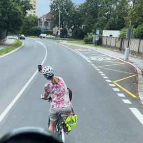 Cyklistka si jízdu natáčela.