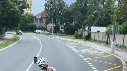 FOTO: Cyklistka si jízdu natáčela.