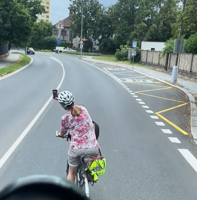 Cyklistka si jízdu natáčela.