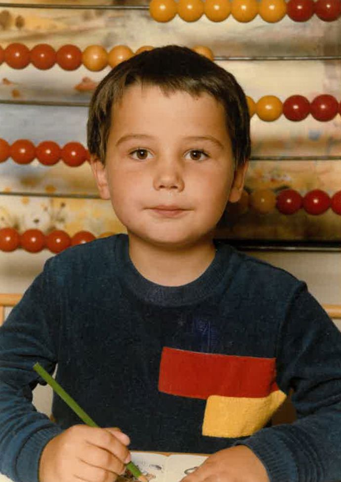 Jakub Kvášovský na archivní fotografii jako dítě školou povinné. 