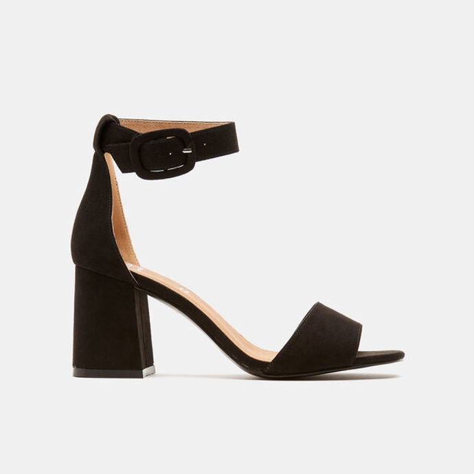 Celý look by nebyl kompletní ani bez šik obuvi. Tyto kožené černé sandály na podpatku pořídíte u značky Baťa za 1 399 Kč.