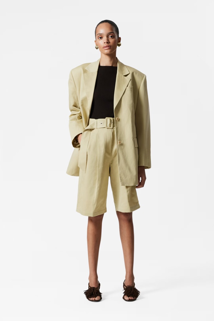 ...jistě vás potěší, že tento střih je stále trendy, a navíc je velice elegantní a slušivý. V babím létě jej ještě unosíte a tento model nabízí H&M - bermudy za 1 459 Kč a sako s páskem za 2 399 Kč.