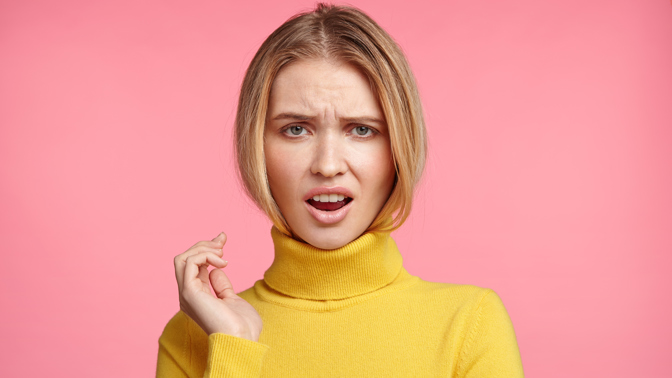 žlutý rolák, znechucená, zaskočená, udivená