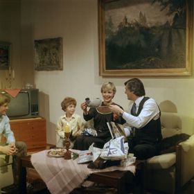 Snímek ze seriálu My všichni školou povinní - na fotce spolu rodina Olivových v podání Jiřího Bartošky, Jany Šulcové a Milana Šimáčka.