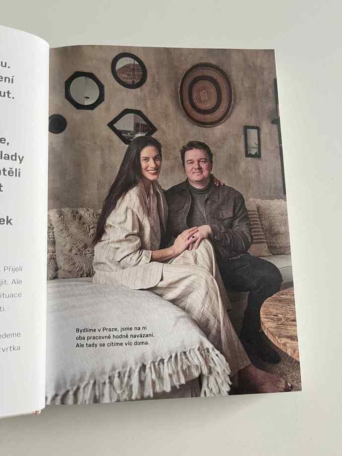 Aneta s Petrem nechali část vybavení po původní majitelce, designérce. Potom už dům jenom šperkovali.  