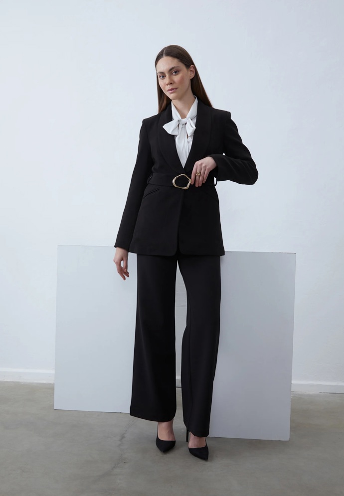 Padnoucí kostýmek už jsme zmiňovali, tento elegantní model je značky Anna Field v ceně do dvou tisíc korun ve slevách. 