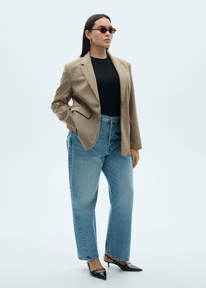 A nezbytností je také blejzr, který vylepší každý jednoduchý outfit, obzvlášť když protřídíte šatník a vyberete takový, který se bude hodit k větší části vašeho oblečení. Mango, 1 999 Kč