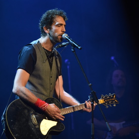 Kapela Jelen vznikla v roce 2012 – tehdy ji kolem zpěváka a kytaristy Jindry Poláka založila parta kamarádů, kteří se rozhodli vrátit do české hudby poctivý folk s moderním šmrncem.