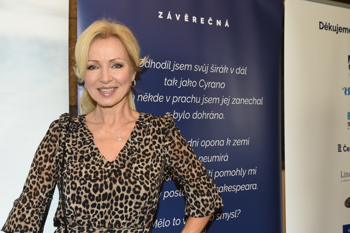 Leopardí vzor v klasičtějším barevném provedení Kateřina Brožová obléká také.