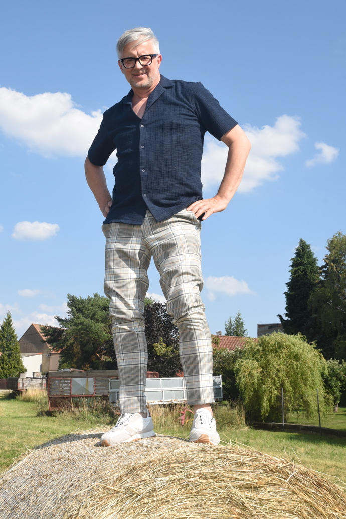 Šedesátník Kotvald si oblíbil bílé tenisky.