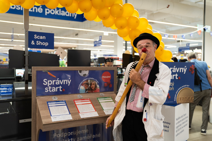Zlatý žeton přinesl radost: Zákazníci Tesco o víkendu rozdělili 450 000 Kč na podporu dětí a mladých 