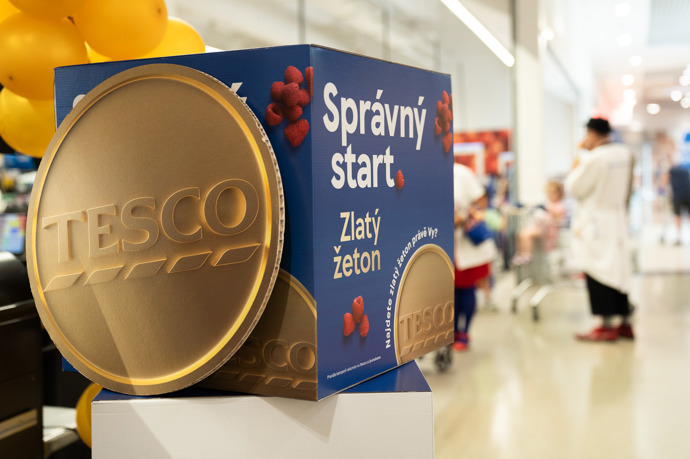 Zlatý žeton přinesl radost: Zákazníci Tesco o víkendu rozdělili 450 000 Kč na podporu dětí a mladých 