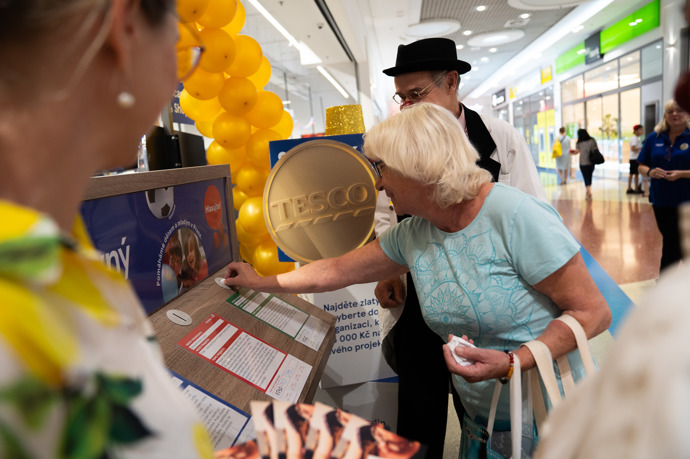 Zlatý žeton přinesl radost: Zákazníci Tesco o víkendu rozdělili 450 000 Kč na podporu dětí a mladých 
